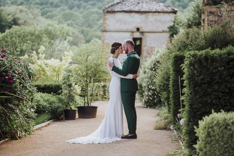 Couple de mariés qui s'embrassent au manoir de la garde