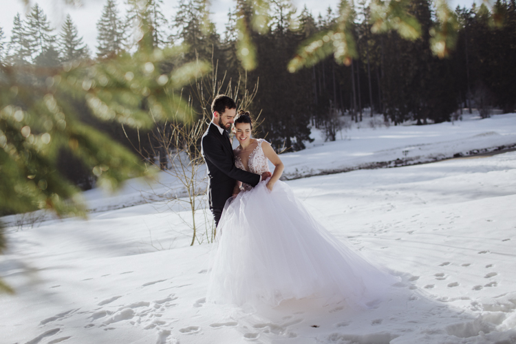 Séance couple de mariés à la neige